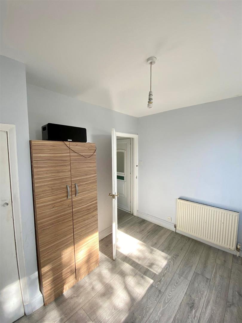 2 bed property in Chandlers Way, Romford
